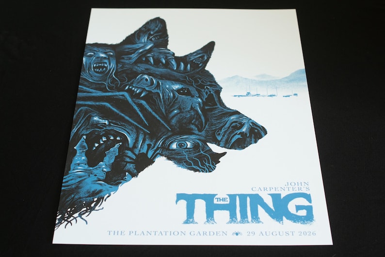 Puede incluir: Un p&oacute;ster de pel&iacute;cula rectangular para The Thing de John Carpenter con una ilustraci&oacute;n de una criatura azul oscuro de varias cabezas sobre un fondo blanco. El texto dice John Carpenter's The Thing, The Plantation Garden y 29 August 2026.