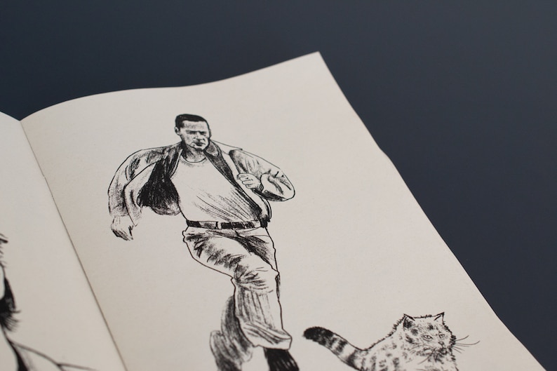 Pode incluir: Ilustra&ccedil;&atilde;o a caneta e tinta de um homem correndo, usando jaqueta, camiseta e cal&ccedil;as. Um gato est&aacute; no canto inferior direito. A obra de arte est&aacute; em uma p&aacute;gina branca com um fundo azul escuro.