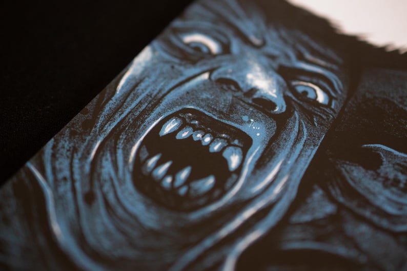 Puede incluir: Una impresi&oacute;n gr&aacute;fica en negro y azul que muestra una ilustraci&oacute;n en primer plano de una criatura gru&ntilde;endo con los dientes descubiertos y los ojos muy abiertos. La obra utiliza sombras de alto contraste para definir los rasgos faciales.