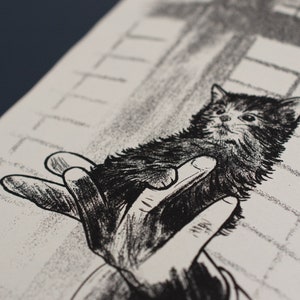 Pode incluir: Ilustra&ccedil;&atilde;o a preto e branco de um gatinho fofo sendo segurado em uma m&atilde;o. O gatinho tem pelo escuro e est&aacute; voltado para o espectador. A obra de arte &eacute; detalhada com sombreamento e hachuras cruzadas, criando uma est&eacute;tica vintage.