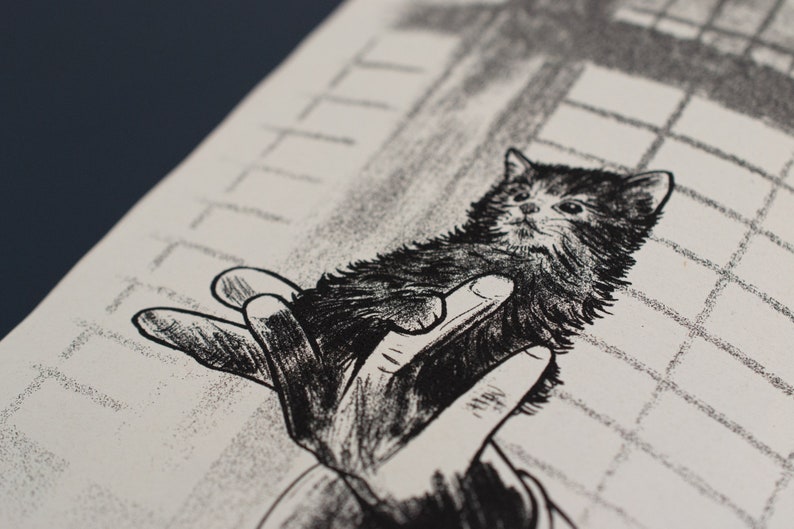 Pode incluir: Ilustra&ccedil;&atilde;o a preto e branco de um gatinho fofo sendo segurado em uma m&atilde;o. O gatinho tem pelo escuro e est&aacute; voltado para o espectador. A obra de arte &eacute; detalhada com sombreamento e hachuras cruzadas, criando uma est&eacute;tica vintage.