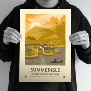 Pode incluir: Um cartaz retangular com uma ilustração de paisagem em tons de amarelo, laranja e cinzento. A obra retrata uma vila costeira, colinas e um hidroavião na água. O texto diz: SUMMERISLE IT'S QUICKER BY SEAPLANE.