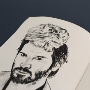 Pode incluir: Ilustra&ccedil;&atilde;o a preto e branco de uma pessoa com um gato na cabe&ccedil;a. O desenho &eacute; detalhado, com linhas finas que representam o rosto da pessoa e o pelo do gato. A imagem est&aacute; numa p&aacute;gina branca.