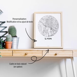 Peut inclure: Un tirage encadré en noir et blanc d'une carte de Lyon, France, avec le nom de la ville en lettres noires en gras. L'impression est dans un cadre en bois clair. Le texte sur l'image dit "Personnalisation: Modification et/ou ajout de texte" et "Cadre en bois naturel (en option)".