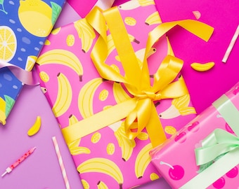 Papier cadeau anniversaire banane rose | Emballage cadeau banane, fête à thème tropical, fête d'anniversaire dans la jungle, cadeaux banane, anniversaire safari