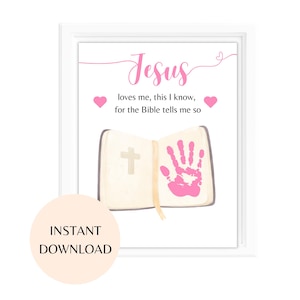 Puede incluir: Una impresión de arte imprimible con una huella de mano rosa en una Biblia con el texto "Jesús me ama, esto lo sé, porque la Biblia me lo dice".