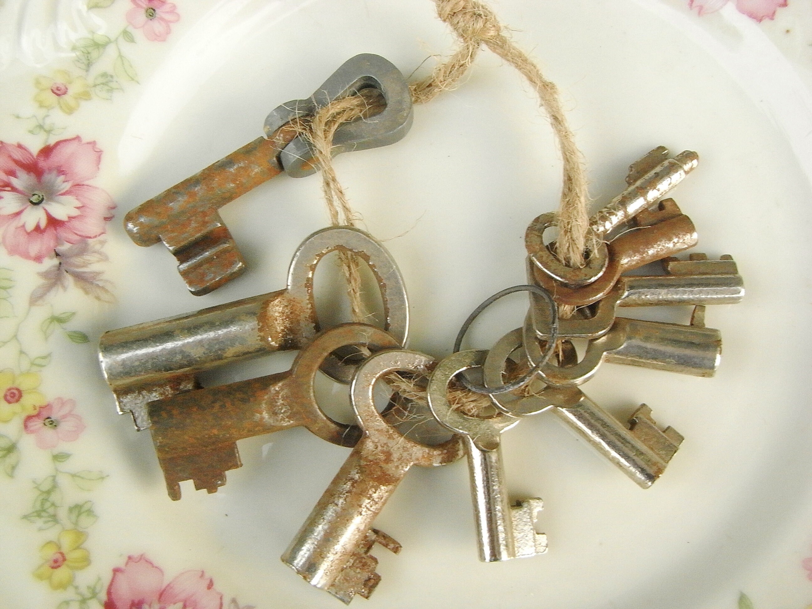 10 antike Schlüssel, Truhe, Kasten, Geldassette, Kasse, Schloß