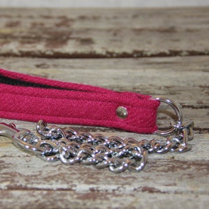 Cerise Plain Weave Harris Tweed dog lead. A stylish and strong chain lead