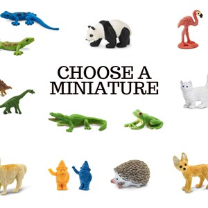 Może przedstawiać: Kolekcja miniaturowych figurek zwierząt, w tym zielony dinozaur, niebieski jaszczurka, zielona żaba, biały kot, brązowy jeż, r&oacute;żowy flaming, zielony aligator, lama, panda, lis i krasnal. Figurki są ułożone na białym tle z tekstem "CHOOSE A MINIATURE" w kolorze czarnym.