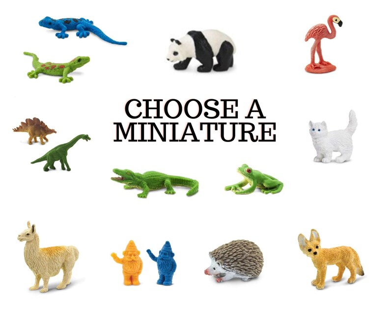 Może przedstawiać: Kolekcja miniaturowych figurek zwierząt, w tym zielony dinozaur, niebieski jaszczurka, zielona żaba, biały kot, brązowy jeż, r&oacute;żowy flaming, zielony aligator, lama, panda, lis i krasnal. Figurki są ułożone na białym tle z tekstem "CHOOSE A MINIATURE" w kolorze czarnym.