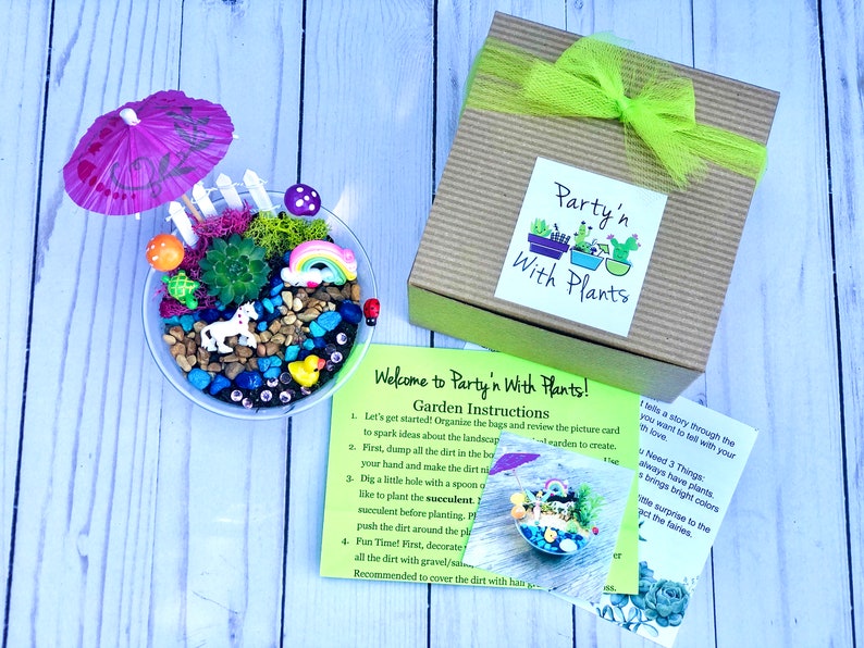 Pode incluir: Um kit de artesanato para criar um jardim em miniatura com uma tigela de vidro transparente, pedras coloridas, uma pequena suculenta, um arco-&iacute;ris, um unic&oacute;rnio, uma joaninha, um cogumelo, uma cerca, um pato e um guarda-chuva rosa. O kit inclui instru&ccedil;&otilde;es para criar um jardim em miniatura. A caixa &eacute; etiquetada com "Party'n With Plants".