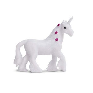 Pode incluir: Uma figura de unic&oacute;rnio branco com um chifre rosa e detalhes rosa na sua crina. O unic&oacute;rnio est&aacute; em p&eacute; sobre suas quatro patas com a cabe&ccedil;a virada para o lado.