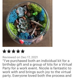Może przedstawiać: Szklane terrarium wypełnione zielonym mchem, sukulentami, małymi kamieniami i kawałkami niebieskiego i zielonego szkła. Terrarium stoi na drewnianej powierzchni.  "Zakupiłam zar&oacute;wno indywidualny zestaw na prezent urodzinowy, jak i grupę zestaw&oacute;w na wirtualną imprezę z okazji wydarzenia służbowego. Nicole jest fantastyczna do wsp&oacute;łpracy i wnosi tyle radości do wirtualnej imprezy. Wszyscy pokochali zar&oacute;wno proces, jak i gotowy produkt. Gorąco polecam Party'n With Plants!!"