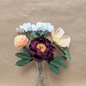 Bouquet di fiori di carta bordeaux, corallo e mazzo di fiori bianchi: peonia, papavero islandese, ranuncolo e piselli