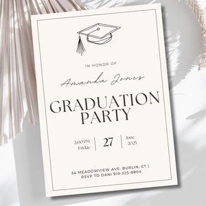 Puede incluir: Una invitación a una fiesta de graduación blanca con texto negro. La invitación presenta un simple dibujo de línea de un gorro de graduación y el texto "En honor a Amanda Jones Fiesta de graduación". La fecha y la hora de la fiesta se enumeran como "27 de junio de 2025, 2:00 PM Viernes". También se incluye la información de ubicación y RSVP.