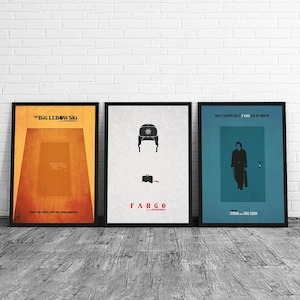 Könnte beinhalten: Drei gerahmte Filmplakate. Das erste Poster hat ein orange-braunes Design mit dem Text "The Big Lebowski". Das zweite Poster zeigt einen Hut, einen Aktenkoffer und das Wort "Fargo". Das dritte Poster zeigt eine Figur und den Text "No Country for Old Men".