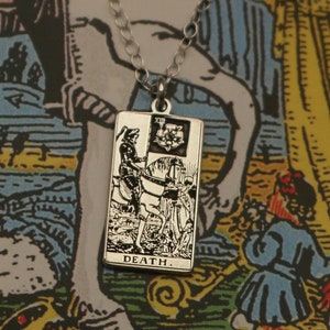 Collier de cartes de tarot de la mort | Cadeau d’anniversaire du meilleur ami | Collier de cartes de tarot | Bijoux mystiques célestes | Collier de sorcière délicate | Tarot de la mort