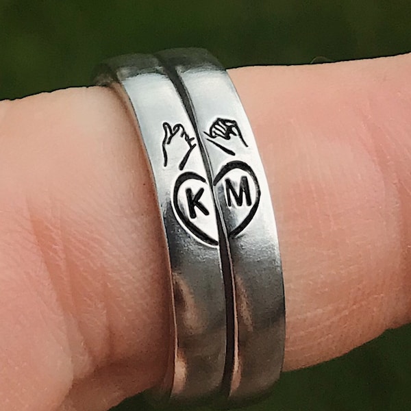 Anpassade initialer i sterlingsilver med lillafingringar | Matchande stapelringsset