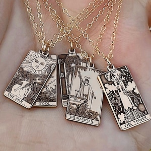 22 KAARTEN: sierlijke tarotkaart gold filled bedelketting | Verjaardagscadeau beste vriend | Gouden tarotkaartketting | Celestial Mystic-sieraden