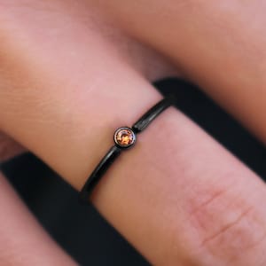 Svart rostfritt stålring med födelsesten - November stapelring