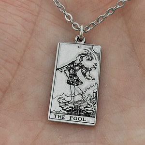 Colar de Cartas de Tarô The Fool | Presente de Aniversário para Melhor Amigo | Colar de Cartas de Tarô | Joias Místicas Celestiais | Colar de Bruxa Delicada