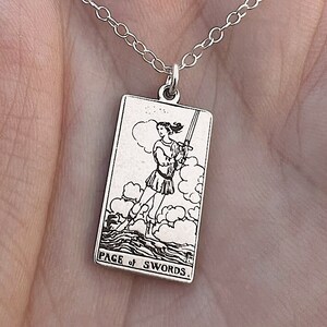 Página de Espadas Tarot Card Necklace / Best Friend Birthday Gift / Tarot Card Necklace / Celestial Mystic Jewelry / Dainty Witch Necklace