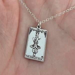 Le collier de cartes de tarot du pendu | Cadeau d’anniversaire Best Friend | Collier de cartes de tarot | | de bijoux mystiques célestes Collier de sorcière délicate