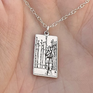 Collier de cartes de tarot Neuf de baguettes | Cadeau d’anniversaire Best Friend | Collier de cartes de tarot | | de bijoux mystiques célestes Collier de sorcière délicate