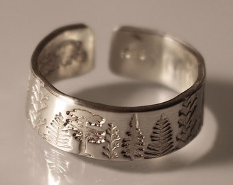 Bague empilable forêt d'arbres | Anneau d'arbre de pin | Cadeau pour randonneur | Bagues pour les amoureux de la nature | Anneau d'arbre à feuilles persistantes | Anneau de cèdre