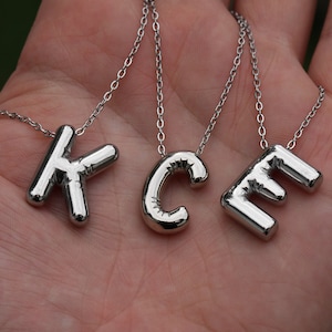 Collar de letras de globo / Collar de monograma / Inicial de burbuja / Collar de letras de plata / Collar de verano / Collar de letras hinchadas / Para ella