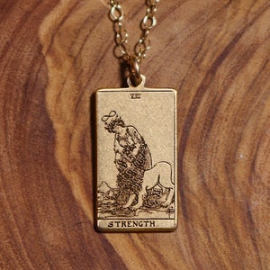 Force Or Tarot Card Collier | Cadeau d’anniversaire Best Friend | Carte de Tarot De Force | | de bijoux mystiques célestes Collier de sorcière | Tarot d’or