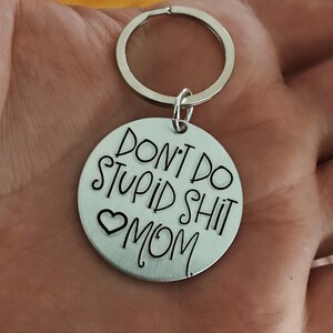 Llavero "No hagas estupideces, ama a tu madre" / Aluminio estampado a mano