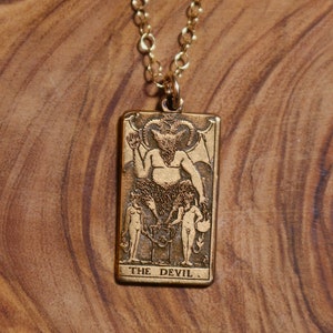 El collar de cartas del tarot de oro del diablo / regalo de cumpleaños del mejor amigo / carta del tarot del diablo / joyería mística celestial / collar de brujas / tarot de oro