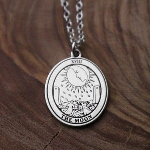 Collier de cartes de tarot Round The Moon | Cadeau d’anniversaire Best Friend | Collier de cartes de tarot | Amulette mystique céleste | Collier de sorcière délicate