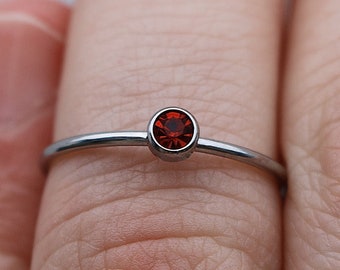 Anillo con piedra natal de enero / Anillo apilable de acero inoxidable con granate y circonita cúbica