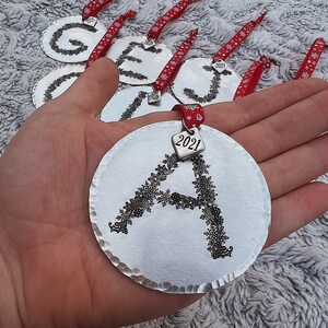 Adorno navideño de carta familiar 2023 / Adorno navideño personalizado con inicial / Adorno de monograma / Recuerdo familiar / Nuestra primera Navidad