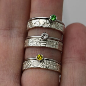 Ensemble de 2 bagues fleur de naissance et pierre de naissance • Bague avec pierres précieuses en acier inoxydable • Bague pierre de naissance délicate • Bague à superposer • Cadeaux pour maman