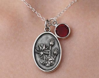 Collar con medallón de flor de nacimiento de julio / Charm de nenúfar de plata de ley, circonita cúbica