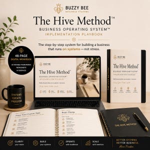 Puede incluir: El manual The Hive Method Business Operating System Implementation Playbook incluye un libro de trabajo digital de 48 páginas, una computadora portátil con la guía, una taza negra con el texto Systems Create Freedom, un cuaderno de espiral y un bolígrafo negro.