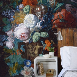 Op de afbeelding: Een vintage-stijl bloemenmuurbehang met een groot boeket kleurrijke bloemen in een vaas. De bloemen omvatten witte tulpen, rode klaprozen en roze rozen. Het behang is tegen een donkere achtergrond geplaatst en is perfect om elke kamer een vleugje elegantie te geven.