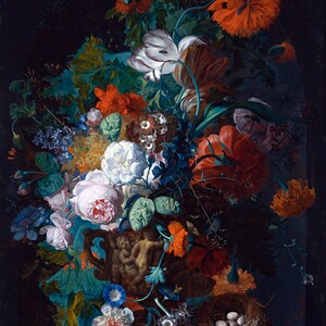 Op de afbeelding: Een stilleven met een vaas die overloopt van een verscheidenheid aan kleurrijke bloemen, waaronder rode klaprozen, witte tulpen en roze rozen. De vaas is versierd met een gebeeldhouwde cherubijn en staat op een donker oppervlak. Een vogelnest met eieren bevindt zich in de rechterbenedenhoek van het schilderij.