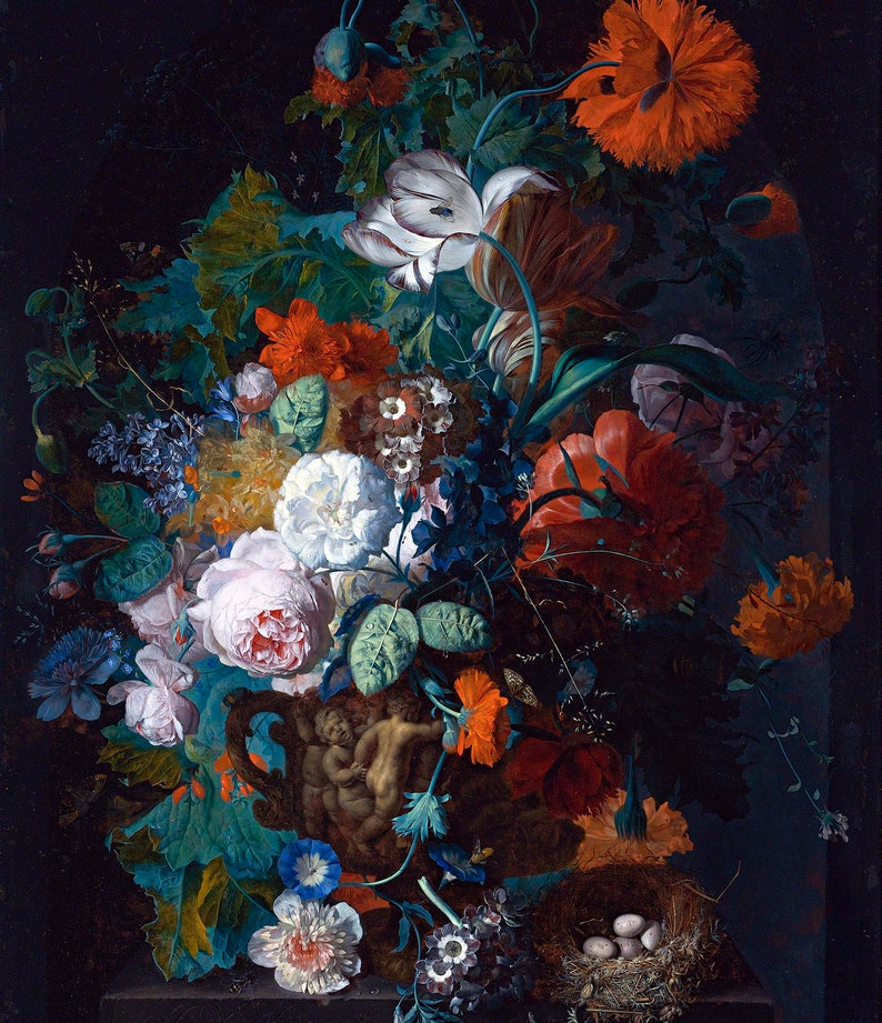 Op de afbeelding: Een stilleven met een vaas die overloopt van een verscheidenheid aan kleurrijke bloemen, waaronder rode klaprozen, witte tulpen en roze rozen. De vaas is versierd met een gebeeldhouwde cherubijn en staat op een donker oppervlak. Een vogelnest met eieren bevindt zich in de rechterbenedenhoek van het schilderij.