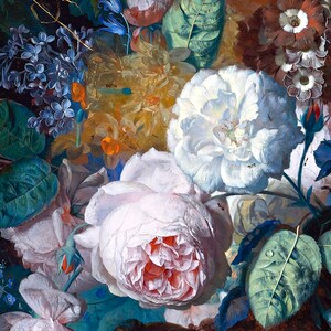 Op de afbeelding: Een stilleven met een boeket bloemen, waaronder witte rozen, blauwe bellen en lila. De bloemen zijn in een vaas gerangschikt en worden omringd door groene bladeren. Het schilderij is in een realistische stijl uitgevoerd en toont ingewikkelde details.