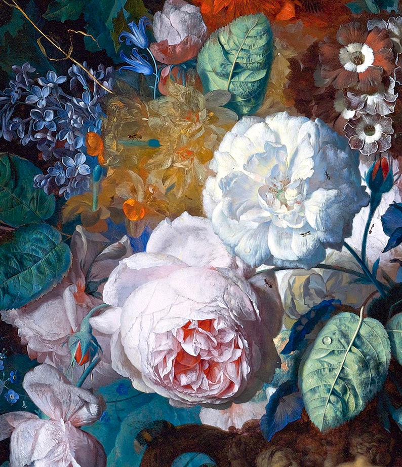 Op de afbeelding: Een stilleven met een boeket bloemen, waaronder witte rozen, blauwe bellen en lila. De bloemen zijn in een vaas gerangschikt en worden omringd door groene bladeren. Het schilderij is in een realistische stijl uitgevoerd en toont ingewikkelde details.