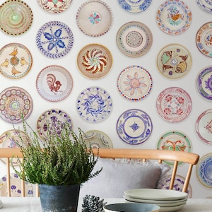 Carta da parati Boho Colorful Plates Cottage, carta da parati pastorale da pranzo con piatti rustici, arredamento per la casa unico in stile Cottagecore vintage