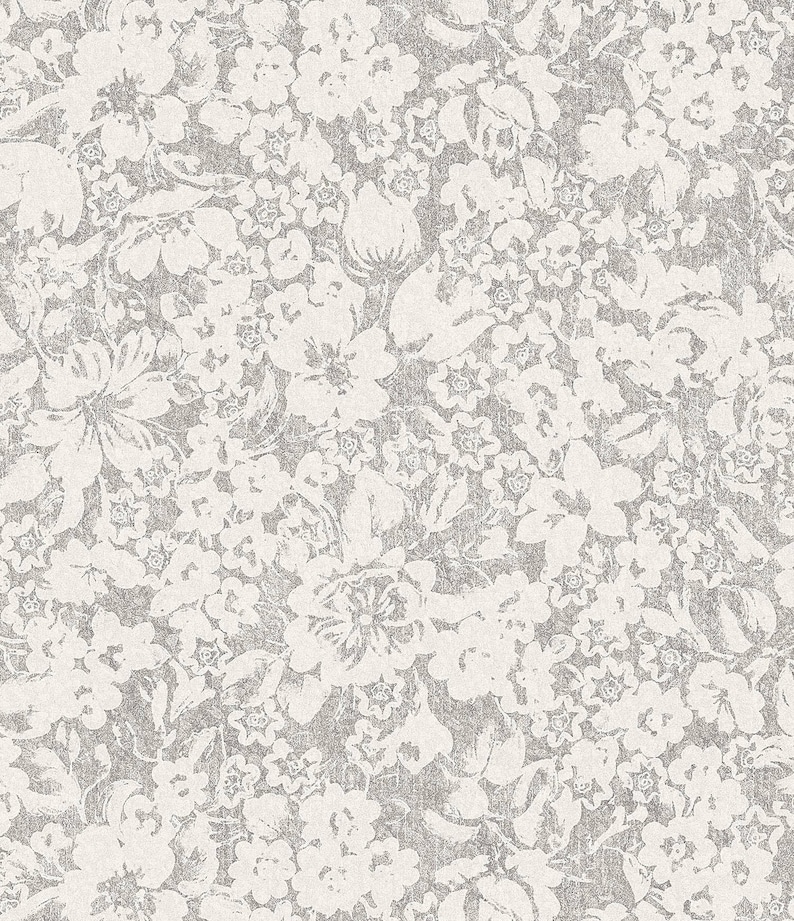 K&ouml;nnte beinhalten: Ein nahtloses Muster mit einem wei&szlig;en floralen Design auf einem hellgrauen Hintergrund. Die Blumen sind stilisiert und abstrakt und erzeugen einen zarten und eleganten Look.