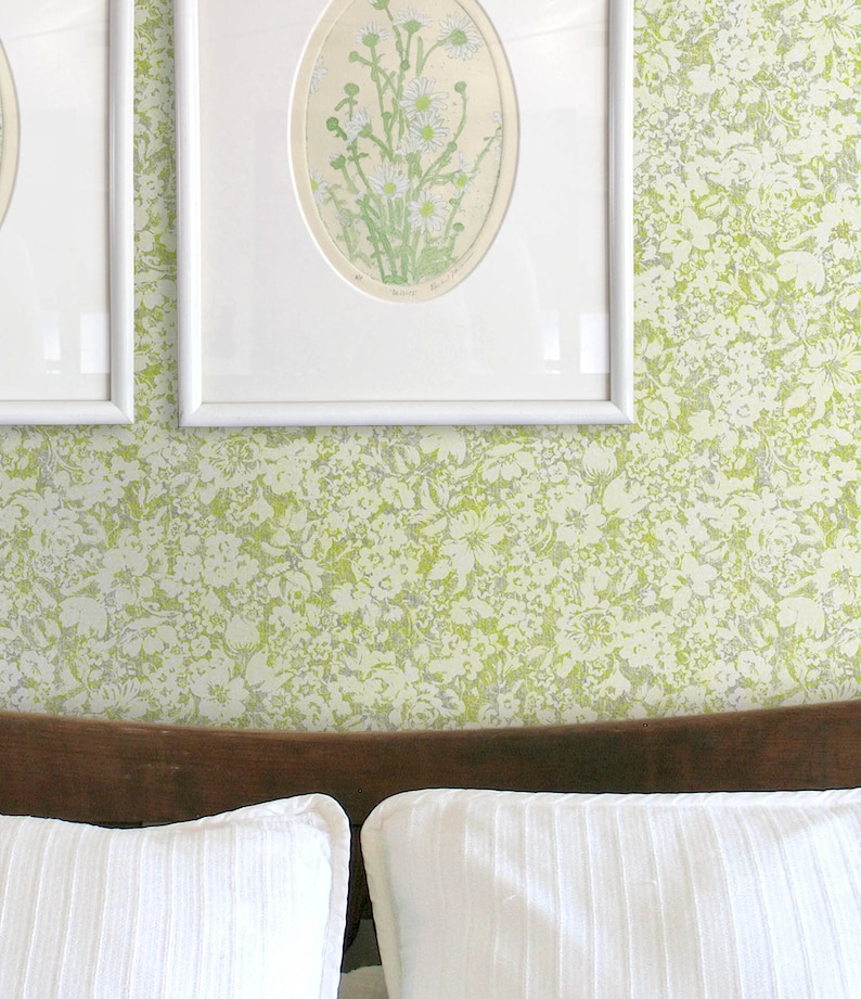 K&ouml;nnte beinhalten: Ein wei&szlig;es Bett mit einem braunen Kopfteil und zwei wei&szlig;en Kissen. Die Wand hinter dem Bett ist mit einer gr&uuml;n-wei&szlig;en Blumen-Tapete bedeckt.