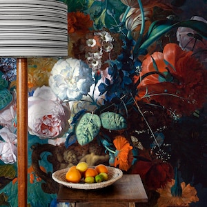 Op de afbeelding: Een stilleven met een bloemstuk met verschillende bloemen, waaronder tulpen, rozen en papavers. De bloemen zijn in een vaas gerangschikt en omgeven door groene bladeren. Het schilderij heeft een donkere achtergrond. Op de voorgrond staat een houten tafel met een kom fruit en een vogelnest met eieren.
