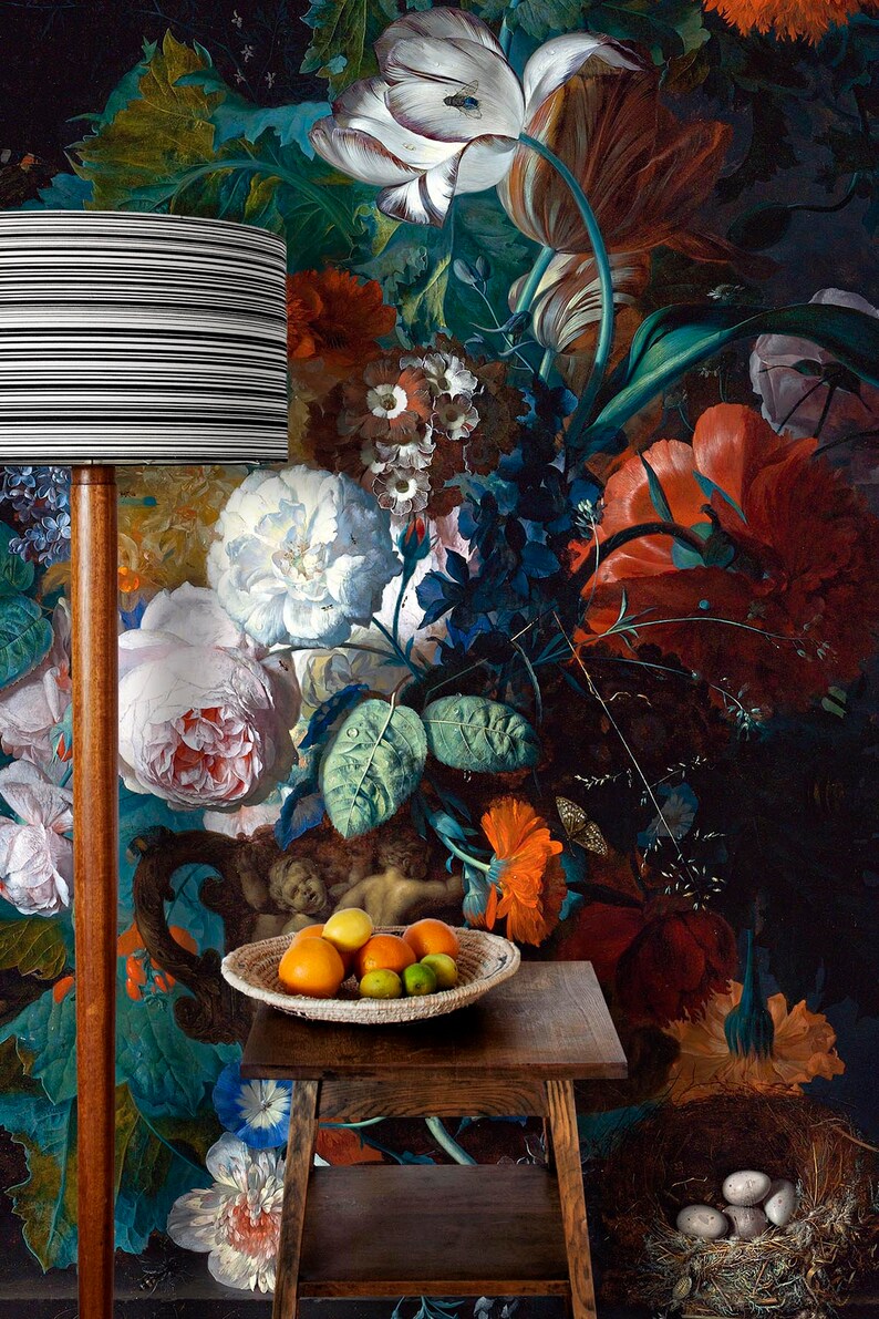 Op de afbeelding: Een stilleven met een bloemstuk met verschillende bloemen, waaronder tulpen, rozen en papavers. De bloemen zijn in een vaas gerangschikt en omgeven door groene bladeren. Het schilderij heeft een donkere achtergrond. Op de voorgrond staat een houten tafel met een kom fruit en een vogelnest met eieren.