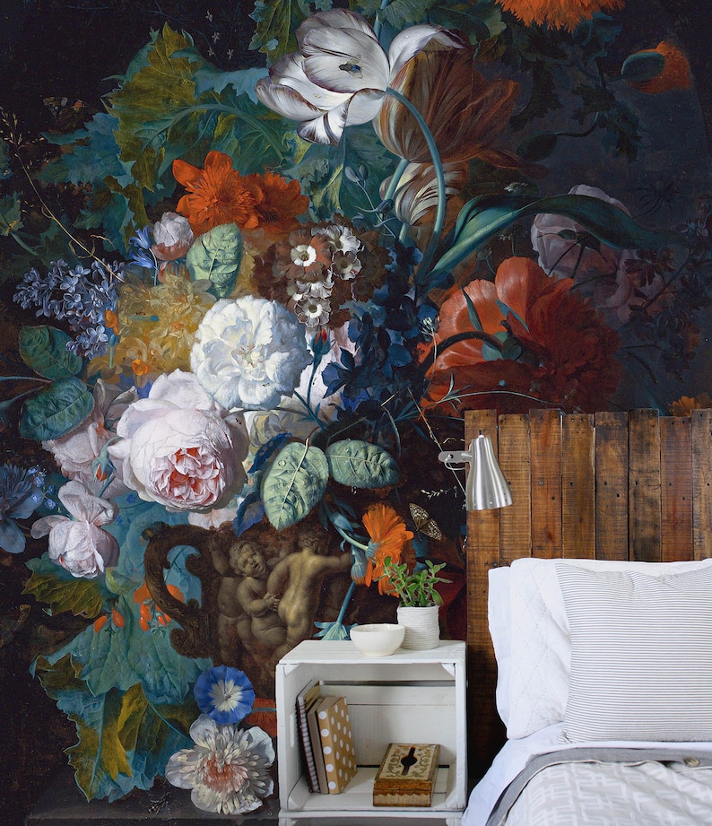 Op de afbeelding: Een vintage-stijl bloemenmuurbehang met een groot boeket kleurrijke bloemen in een vaas. De bloemen omvatten witte tulpen, rode klaprozen en roze rozen. Het behang is tegen een donkere achtergrond geplaatst en is perfect om elke kamer een vleugje elegantie te geven.